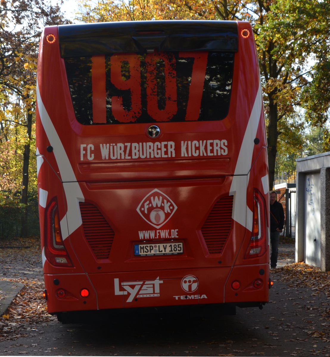 Willkommen! Die Würzburger Kickers zu Gast auf der Sportanlage Hannover-Döhren ...